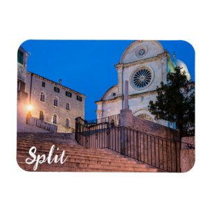 Nattvy över trappor och kyrka i Split, Kroatien Magnet