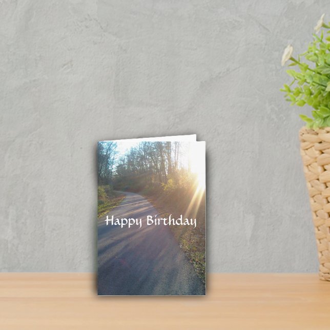 Natur Skogsväg Solstrålar Gräs Födelsedag Kort (Real photo of path thru woods with sun rays shining down on Happy Birthday greeting card.)