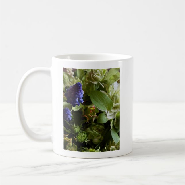 Natural Blue Muscari and Greenery Floral Design Kaffemugg (Vänster)