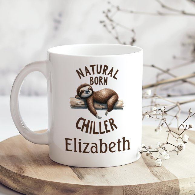 "Natural Born Chiller" Cute Sloth & Custom Name Kaffemugg ("Natural Born Chiller" Cute Sloth & Custom Name Coffee Mug on a boho wooden kitchen table.)