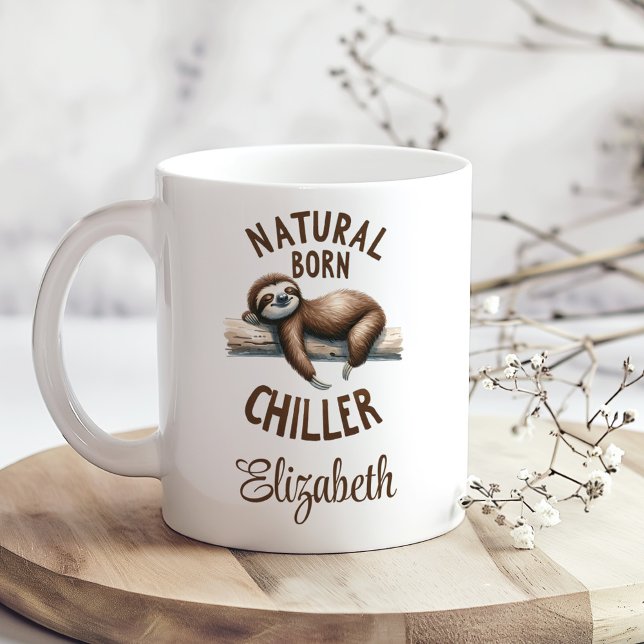 "Natural Born Chiller" Cute Sloth & Script Namn Kaffemugg ("Natural Born Chiller" Cute Sloth & Script Name Coffee Mug on a boho kitchen table with tiny flowers)
