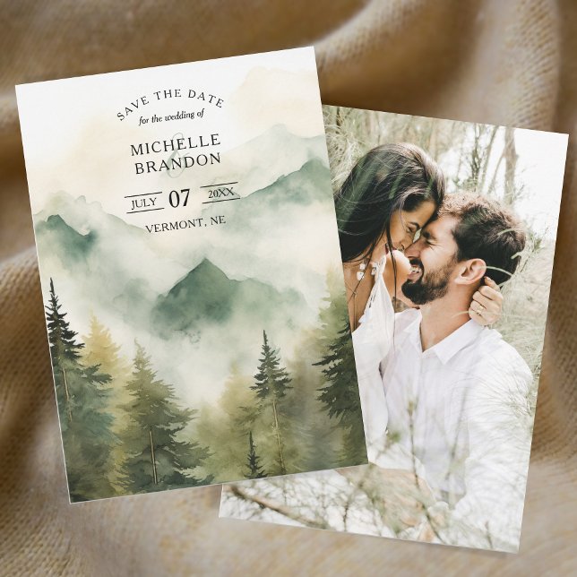 Naturäventyrsfoto på tallberg spara datumet (Pine Tree foggy forest mountain)