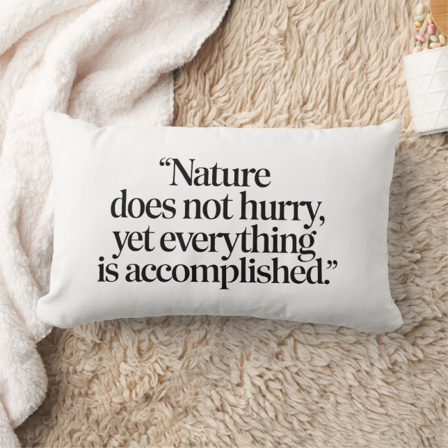 "Nature Does Not Hurry" - Citation Zen Inspirante Lumbarkudde (Filt)