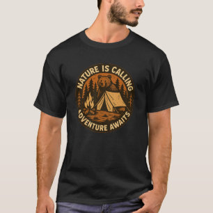 Naturen ringer. Äventyr väntar! inspirerande T Shirt