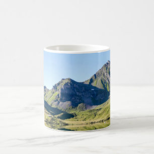 Naturens höstbergscen i Träd Vatten Kaffemugg