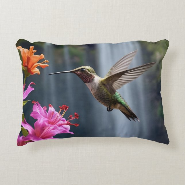 "Naturens viskningar: Kolibri, Vattenfall Prydnadskudde (Framsidan)