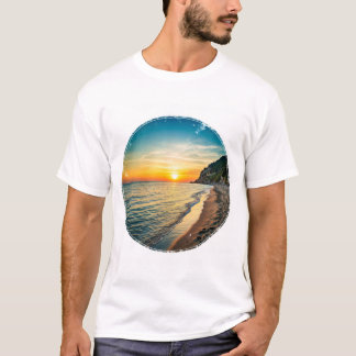 Naturlig strandscen i italienska solnedgången färg t shirt