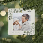 Naturligt Glatt | Botanisk Personlig Foto Julgransprydnad Keramik<br><div class="desc">Den här julhelgen firar du ett speciellt år med den här elegantens personlig-fotojulprydnad. Skäliga stift av muterad grönt målade vattenfärgen mistletoe ram ditt foto,  med ditt namn och året. Lägg till ett andra foto på baksidan.</div>