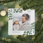 Naturligt Glatt | Botanisk Personlig Foto Julgransprydnad Keramik<br><div class="desc">Den här julhelgen firar du ett speciellt år med den här elegantens personlig-fotojulprydnad. Skäliga sprickor med djup grönt målade vattenfärgsmistletoe ram ditt foto,  med ditt namn och året. Lägg till ett andra foto på baksidan.</div>