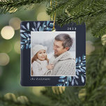 Naturligt Glatt | Botanisk Personlig Foto Julgransprydnad Keramik<br><div class="desc">Den här julhelgen firar du ett speciellt år med den här elegantens personlig-fotojulprydnad. Skäliga sprickor med isig blå målad vattenfärg mistletoe ram ditt foto,  med ditt namn och året. Lägg till ett andra foto på baksidan.</div>