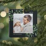 Naturligt Glatt | Botanisk Personlig Foto Julgransprydnad Keramik<br><div class="desc">Den här julhelgen firar du ett speciellt år med den här elegantens personlig-fotojulprydnad. Skäliga sprickor med djup grönt målade vattenfärgsmistletoe ram ditt foto,  med ditt namn och året. Lägg till ett andra foto på baksidan.</div>