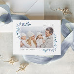 Naturligt Glatt | Foto för vattenfärg i Elegant Julkort<br><div class="desc">Det här enkla och elegant naturinspirerade helgdag har ett vågrät- eller landskapsinriktat foto som läggs till i hörnen med stift av skarp isig blå vattenfärgsblad. Anpassa med anpassningsbarna hälsning (visas med "Joy to the World"),  året och din familj namn i modern skrift. En botanisk elegant för julen 2021 hälsning.</div>