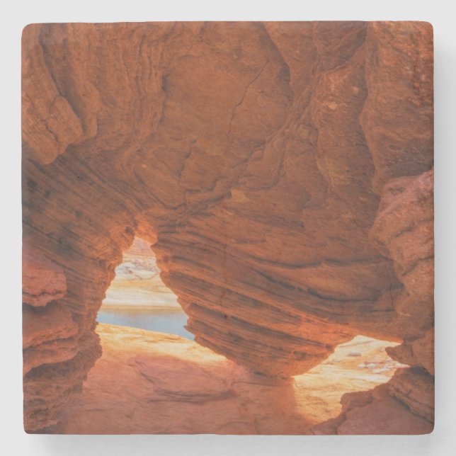 Naturskön eroderad sandstensgrotta underlägg sten (Framsidan)