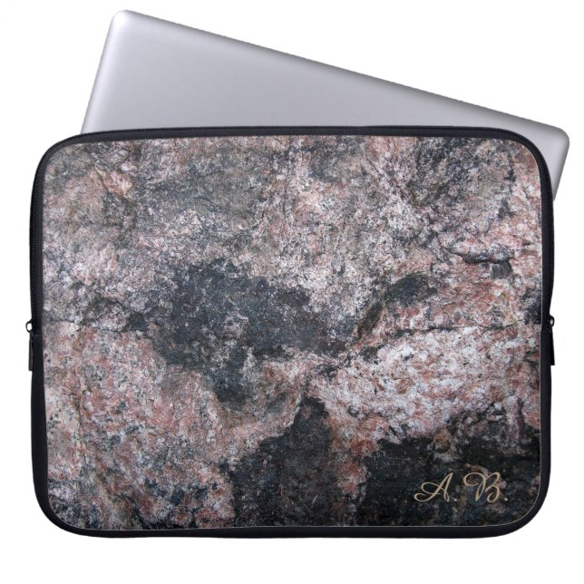 Naturstenstruktur som är pinkish med initialer laptop sleeve (Framsidan)
