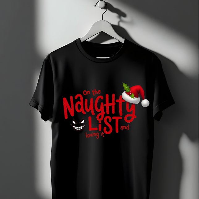 Naughty List och Loving It Funny Julafton T Shirt (Skapare uppladdad)