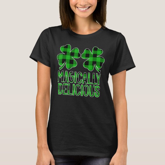 Naughty Shamrocks Magally Delicious St Patricks T Shirt (Framsida)