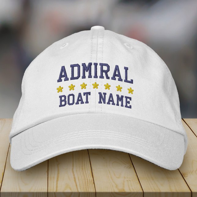 Nautical Admiral Ditt Båtnamn Vit Broderad Keps (Choose from a variety of hat colors.)