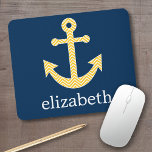 Nautical Anchor med Gulten Chevron Mönster Musmatta<br><div class="desc">Trendig och Preppy Mönster - En klassisk design och elegant med chevoner och ett område där du kan lägga till ditt namn eller monogram.</div>