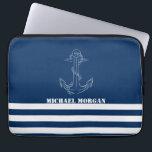Nautical Anchor, Navy Blue Rand Sailor Laptop Fodral<br><div class="desc">Den här bilden har ett ankare på en marin blå,  strimlad bakgrund. Anpassa namn själv eller som en söt presentidé.</div>