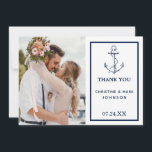 Nautical Anchor Photo White Tack Kort<br><div class="desc">Tack gästerna för att du skapar din stora dag speciellt med det här nautiskt inspirerade fotokortet. Det här kortet har en fästpunkt på framsidan och utrymme för att du ska kunna fylla i ett foto från bröllopsdagen.</div>