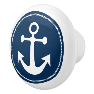 Nautical ankare med rep på marinblå knopp