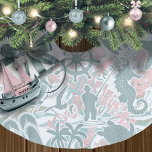 Nautical Beach Collage Sage ID840 Julgransmatta Borstad Polyester<br><div class="desc">I träd-kjolen finns en roligt sommar mönster av nautiska inslag,  inklusive ankare,  fiskmås,  stjärnfisk och många andra,  allt i mjuk grönt med snurrar och vågaccenter i pulverblått och persikoblått rosa. Sök i ID839 och ID840 om du vill se andra produkter med den här designen och ytterligare alternativ för färg.</div>