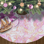 Nautical Beach Collage Shock rosa ID840 Julgransmatta Borstad Polyester<br><div class="desc">Kjolen i träd har en roligt sommar mönster av nautiska inslag,  inklusive ankare,  fiskmås,  stjärnfisk och många fler,  allt i shock rosa med snurrar och vågigt guld och persikoaccenter. Sök i ID839 och ID840 om du vill se andra produkter med den här designen och ytterligare alternativ för färg.</div>