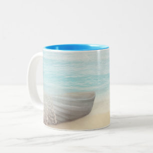 Nautical Beach Scene med Rowboat & Fishing Net Två-Tonad Mugg