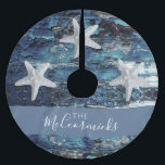 Nautical Blue Beach Rustic Starfish Family Namn Julgransmatta Borstad Polyester<br><div class="desc">Om du vill ha ett nautiskt jultema, ta en titt på den här personligen träd kjol. Det är designad med en marin blå rustik bondskog som ser bakgrunden och tre stora stjärnfiskar. Den skapades från ett personligt fotografi av en riktig Florida-stjärnfisk. Anpassad med familjens efternamn i det moderna trendigets vita...</div>