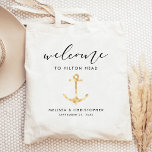 Nautical Bröllop Välkommen Guld Tote Bag Tygkasse<br><div class="desc">Det här sjömanshotellet eller favoritpåsen har en silhuettillustration av ett ankare i guld faux foil, under ord "välkommen" i ett svart handskriftsskript i elegant. Anpassa den med din plats i bröllop, namn på bruden och brudgummen och datumet i bröllop. Perfekt för en båt, jakt, kust eller annat nautiskt temat bröllop....</div>