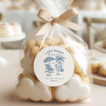 Nautical Last Toast Bachelorette Helg Runt Klistermärke<br><div class="desc">Fira hennes sista segel före slöjan med den här vintage-inspirerade bachelorette helg. Med en lekfull strandscen med en cocktail, handflatan träd, och ett strandat paraply, ger den här designen retro-charm till alla kust- eller kryssningsresor. Det matchande färdkortet hjälper gästerna att vara organiserade när de lägger till i roligtens tema. Anpassa...</div>