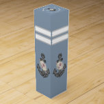 Nautical Monogram Dusty Blue Blommigt Anchor Beach Presentask För Vinflaska<br><div class="desc">Nautisk monogrammad tuggblått Blommigt,  fotbolls-bröllopsruta</div>