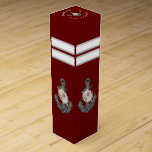 Nautical Monogram Maroon Red Blommigt Anchor Presentask För Vinflaska<br><div class="desc">Maron Burgundy Rust Red Blommigt Anchor Beach-favoritruta för bröllopsmonogrammet</div>
