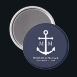 Nautical Navy Blue Anchor Bröllop Magnet<br><div class="desc">Lägg till en snyggt till ditt nautiska bröllop med den här klassiska marinens blå ankarbröllop. Designad med en vit ankarillustration har den personlig brid och groom monogram,  namn och bröllop i ett vitt serif-teckensnitt på en marin blå bakgrund. Perfekt för nautiska bröllop,  strandlandskap med mera.</div>