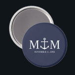 Nautical Navy Blue Anchor Bröllop Magnet<br><div class="desc">Lägg till en snyggt till ditt nautiska bröllop med den här klassiska marinens blå ankarbröllop. Designad med en vit ankarillustration har den personlig brid och groom monogram,  namn och bröllop i ett vitt serif-teckensnitt på en marin blå bakgrund. Perfekt för nautiska bröllop,  strandlandskap med mera.</div>