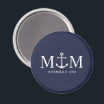 Nautical Navy Blue Anchor Bröllop Magnet<br><div class="desc">Lägg till en snyggt till ditt nautiska bröllop med den här klassiska marinens blå ankarbröllop. Designad med en vit ankarillustration har den personlig brid och groom monogram,  namn och bröllop i ett vitt serif-teckensnitt på en marin blå bakgrund. Perfekt för nautiska bröllop,  strandlandskap med mera.</div>