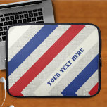 Nautical Rand Laptop sleeve<br><div class="desc">Detta modiga, mönstrade, mönstrade laptop sleeve är redot för er personliga text. Skapat i rött, vitt, marint och grått med ett stencil med stil som komplimang för att komplettera utseendet. Välj storlek i den nedrullningsbara menyn.</div>