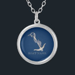 Nautical Spirit Anchor Dolphin Navy Blue Silverpläterat Halsband<br><div class="desc">Den här bilden har ett ankare på en marin blå bakgrund.</div>