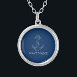 Nautical Spirit Anchor Navy Blue Silverpläterat Halsband<br><div class="desc">Den här bilden har ett ankare på en marin blå bakgrund.</div>