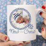 Nautical Wheel New to Crew Birth Notice of Kaffemugg<br><div class="desc">Fotogåva till den nyfödda baby för den nya besättningsmedlemmen eller som en presentgåva till vänner och familj. Lägg till fotot till den här nautiska designen med repfotot ram och kaptenshjul i blå och vit färg palett. Du kan lägga till baby namn, födelsedatum och alla andra födelsestater. Om du har problem...</div>