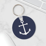 Nautical White Anchor på marinblå Nyckelring<br><div class="desc">Modern minimalistisk Nautical Keychain med vit ankare i marin blå bakgrund.</div>