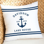 Nautical White and Navy Anpassningsbar Family Sjö  Kudde<br><div class="desc">Nautical ull ’Sjö House’ dekorativ kudde har ett ankare för kustbåtar vid stil och rand. Anpassa anpassningsbarnas text med ett efternamn   ett hus i sjö (eller annan titel) med året fastställt. Klassiskt vitt och marint blått (kan ändras) färg. Tillgängliga vävnader för inomhus- och utomhuskuddar.</div>