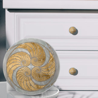 Nautilus-skal Falsk pärlmoder och guld Knopp