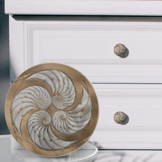 Nautilus-skal Falsk pärlmoder och guld Knopp