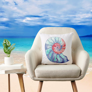 Nautilus Snäcka i Coral Blue och Grått på Benvita Kudde
