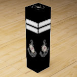 Nautisk Bröllop Blommigt Anchor Black White Presentask För Vinflaska<br><div class="desc">Beach-förmånslådan Vin för monogrammat svart och vit Blommigt</div>