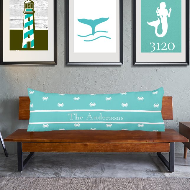 Nautisk design med vit krab på Teal Blue Kroppskudde (Skapare uppladdad)