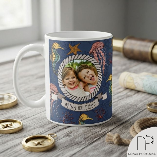 Nautisk fadersdagsfoto kaffemugg  (Nautical Father's Day photo coffee mug featuring hand-drawn chic noir fine line ink art.)