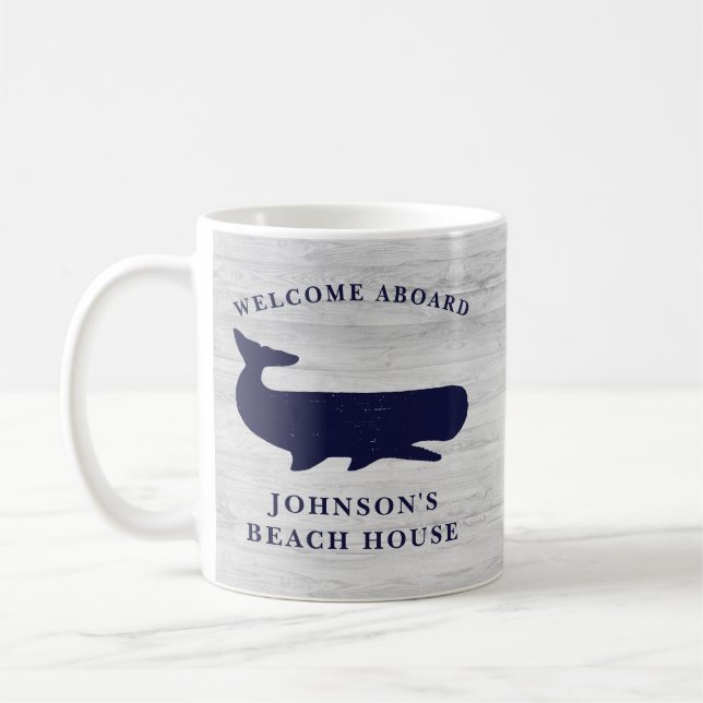 Nautisk familj Namn Beach House Whale Navy Blue Kaffemugg (Vänster)