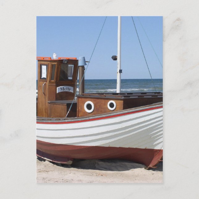 Nautisk fiskebåt sitta vid Sandy Ocean Beach Vykort (Framsida)